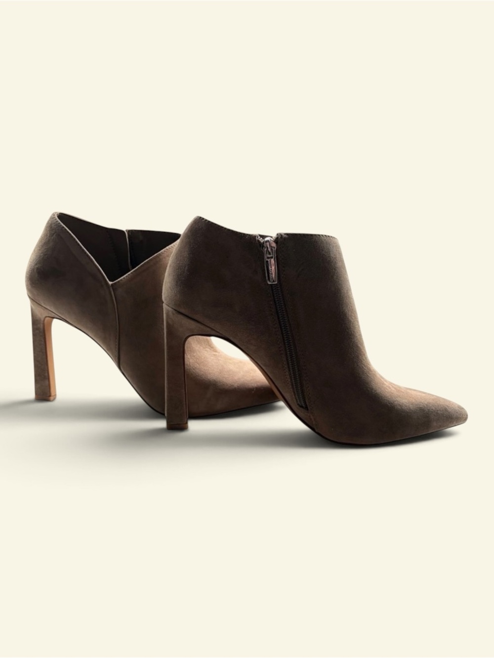 Vince Camuto Selsta Suede Ankle Booties Taupe V-Cut Pointed Toe Heel Size 9 Boho - Picture 2 of 7